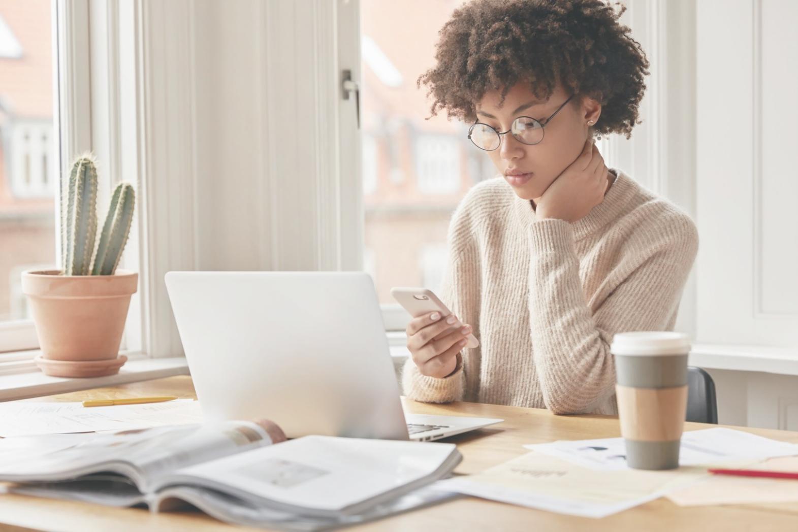 Équipe belorinthaxi travaillant sur des analyses financières avancées
